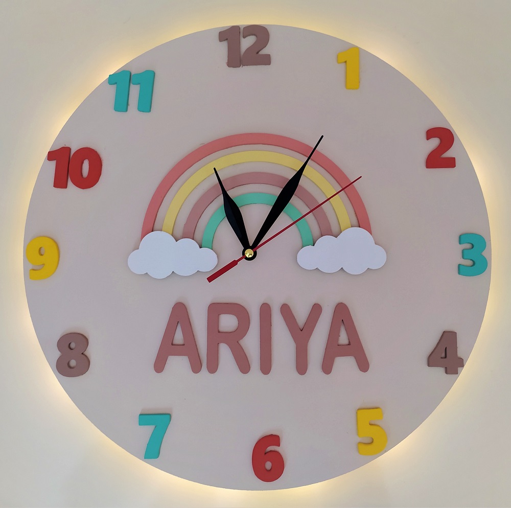 دیوارکوب و آویز در ساعت دار اتاق کودک